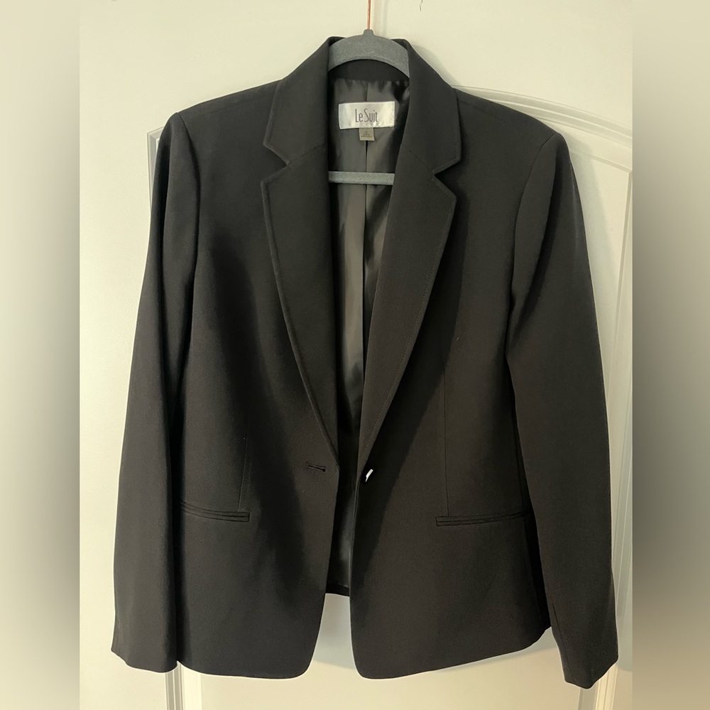 LE SUIT